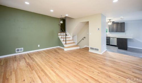 32 Meadow Rd, East Brunswick NJ  08816-4333 exterior