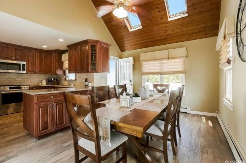 324 Oak Neck Rd, West Islip NY  11795-3613 exterior