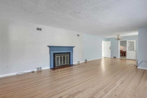 13 Merry Hill Rd, Poughkeepsie, NY 12603-3213
