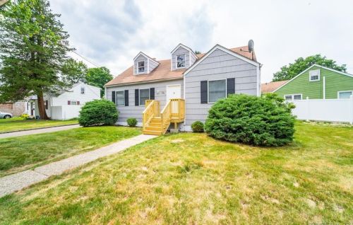 56 Nutmeg Cir, Bridgeport, CT 06610-1349