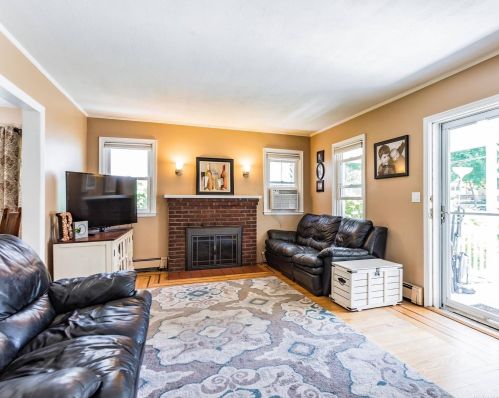 27 Hilden St, San Remo NY  11754-1702 exterior