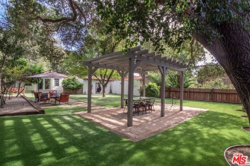 2621 Glenoaks Blvd, Glendale CA  91206-3108 exterior