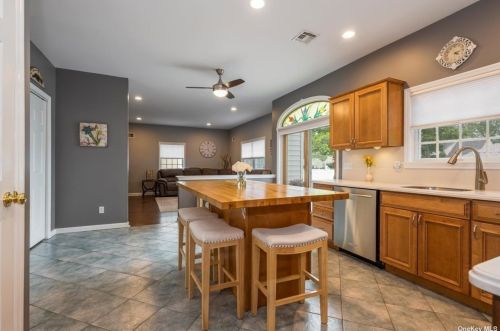 59 Reilly St, West Islip NY  11795-1044 exterior