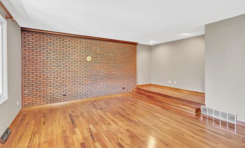 786 Decorah Rd, West Bend WI  53095-8112 exterior