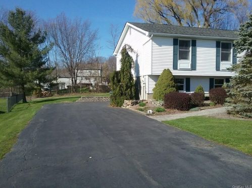 15 Maplewood Dr, Middletown, NY 10940-6689