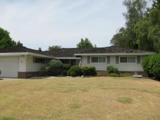 60 Lakeshore Cir, Sacramento, CA 95831-1560
