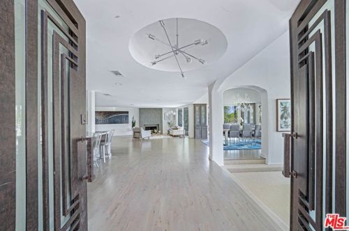 17044 Oak View Dr, Van Nuys, CA 91436-3265
