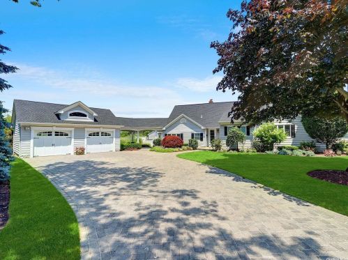 25 Deeringwood Ln, Babylon, NY 11702-4212