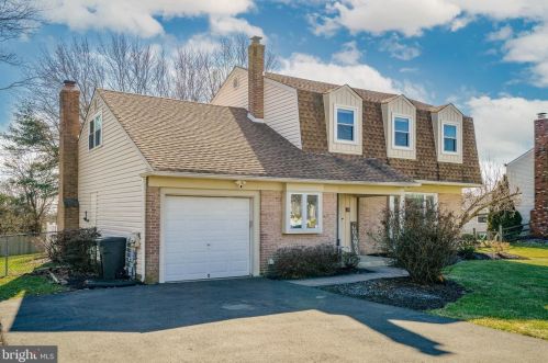 14 Mohawk Dr, Southampton, PA 18954-1222