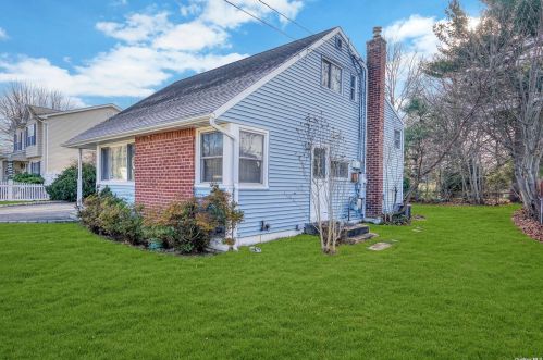 104 Raleigh Ln, West Islip, NY 11795-2225