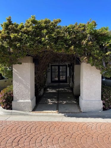 106 Harbor Woods Pl, Newport Beach CA  92660-7823 exterior