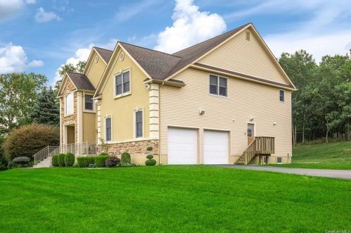41 Powder Horn Dr, Airmont, NY 10901-2426