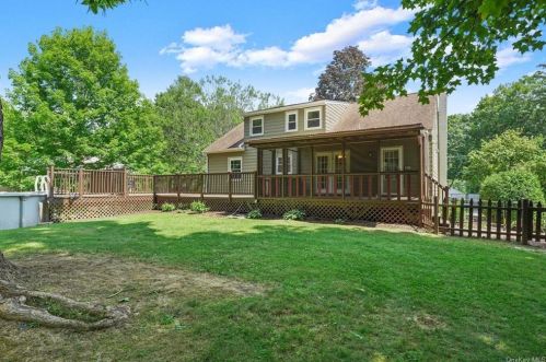 17 Widmer Rd, New Hamburg NY  12590-3019 exterior
