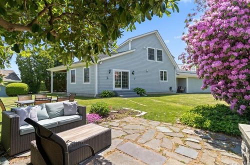 22 Golf St, Groton, CT 06340-5821