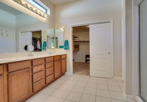 9816 Grandview Dr, Denton, TX 76207-8672