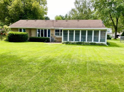 212 Hazel Ln, Chenequa, WI 53029-1809