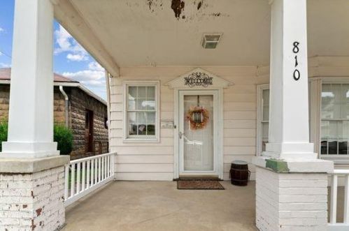 810 Crest Ave, North Charleroi, PA 15022-1806