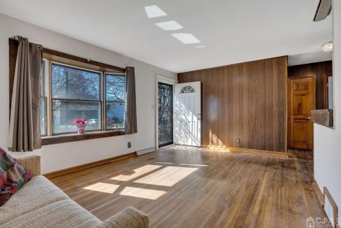 5 Ellwood Rd, East Brunswick NJ  08816-3001 exterior