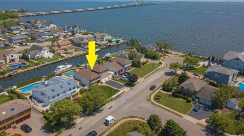 19 Viking Dr, West Islip, NY 11795-5031