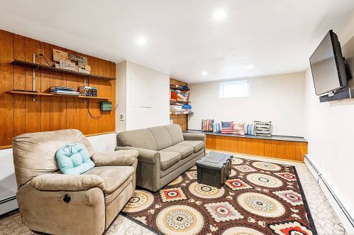 16 Scott St, New Hyde Park NY  11040-1319 exterior