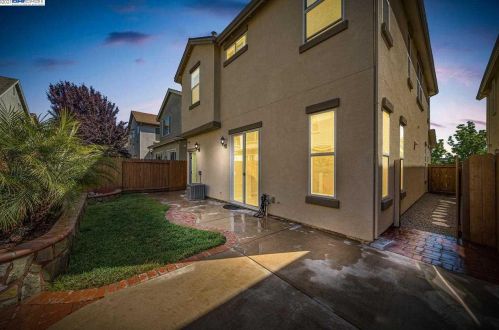 9644 Dunbar Dr, Oakland, CA 94603-3063