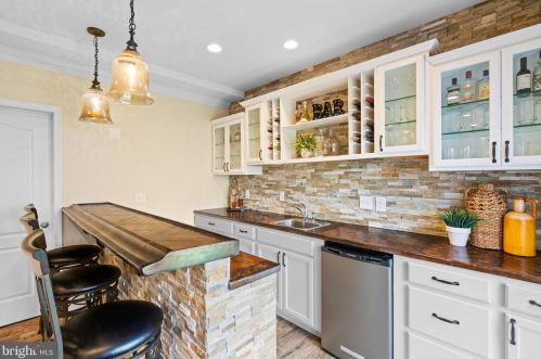 15340 Wits End Dr, Woodbridge VA  22193-5889 exterior