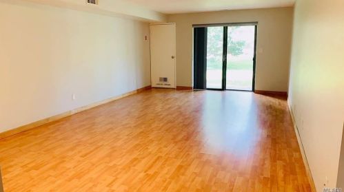 4 Pinebrook Pl, Bayshore, NY 11706-4418