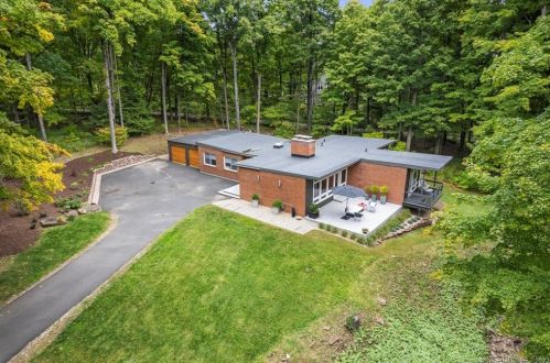 8 Stuart Dr, Bloomfield, CT 06002-1525