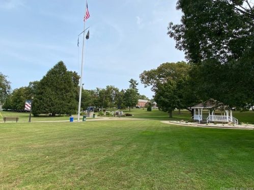 534 Old Clintonville Rd, North Haven CT  06473-2883 exterior