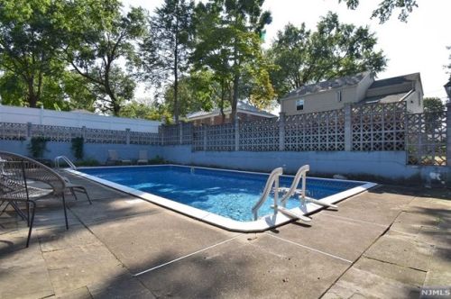 26 Elmwood Ter, Elmwood Park NJ  07407-1729 exterior