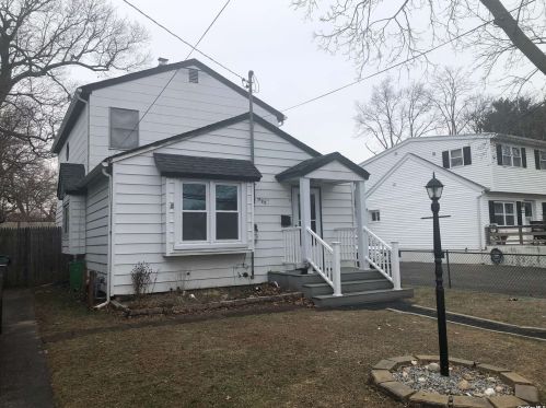 727 Myrtle Ave, West Islip, NY 11795-3719