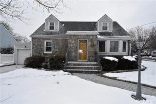 9 Lowell St, Bethpage, NY 11714-5207