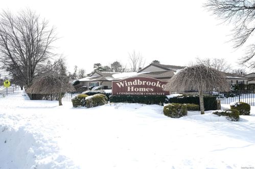 3 Feller Dr, Central Islip, NY 11722-1209
