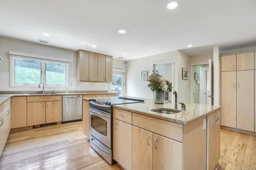 5 Peach Tree Ln, Warwick NY  10990-3133 exterior