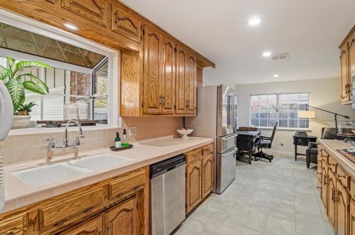 2612 Sunrise Ave, Modesto CA  95350-2437 exterior