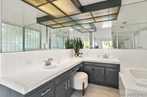 2125 Locust St, San Diego CA  92106-1622 exterior