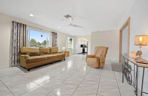 215 8th St, Boynton Beach, FL 33426-4330