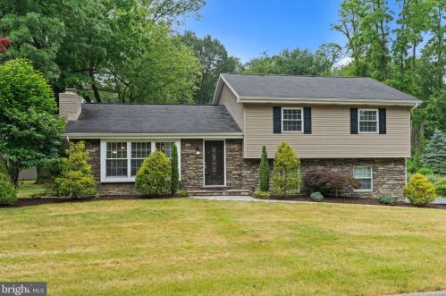 1341 Edgewood Dr, Hummelstown, PA 17036-9618