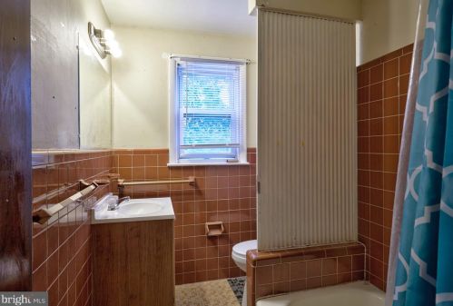 6833 Lee Ave, Camden NJ  08110-6122 exterior