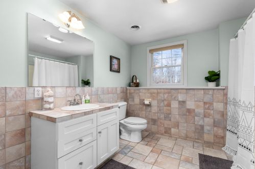 49 Sandy Ln, Dover NH  03820-5900 exterior