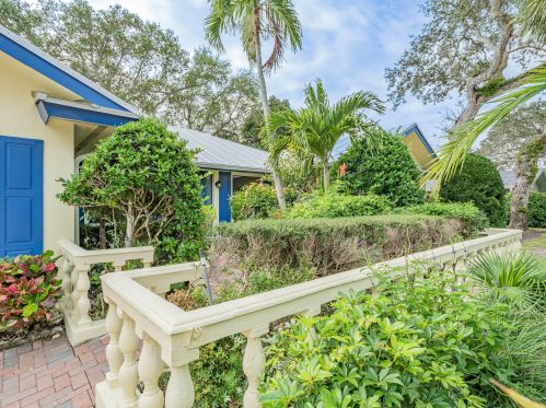 626 Honeysuckle Ln, Vero Beach, FL 32963-1863