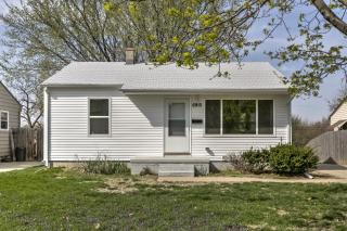 6910 Pinkney St, Omaha, NE 68104-3135