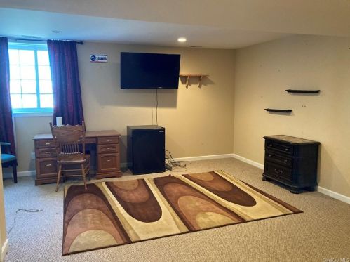 8 Summit Dr, Marlborough NY  12542-6408 exterior