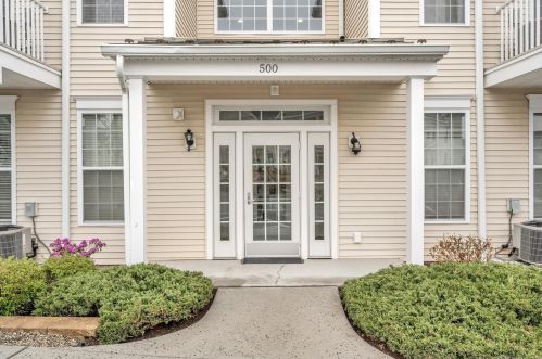 527 Center Meadow Ln, Danbury, CT 06810