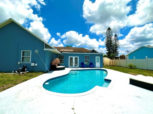 2062 Floresta Dr, Fort Pierce FL  34984-4706 exterior