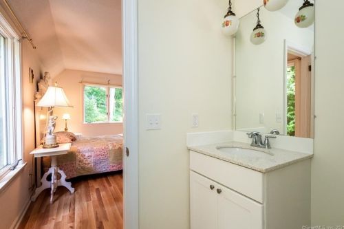 10 Baldwin Dr, Waterford CT  06385-2708 exterior