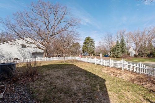 5759 Donegal Dr, Saint Paul MN 55126-3701 exterior