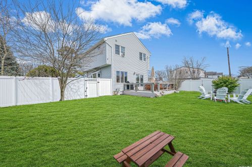 88 Doges Promenade, North Lindenhurst NY  11757-6405 exterior