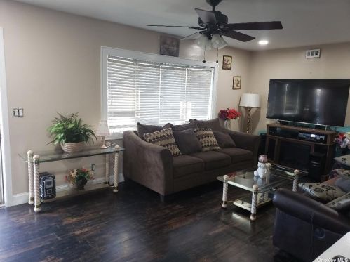 132 Booker Ave, Wheatley Heights, NY 11798-4520