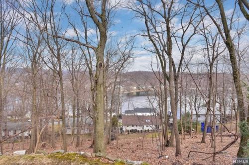 17 Pawnee Ter, West Milford Lakes, NJ 07480-3726
